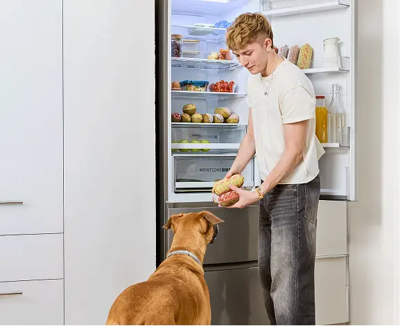 En train de choisir de la nourriture naturelle pour chiens