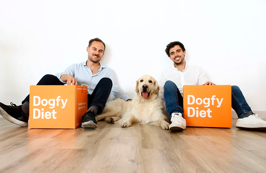 Les fondateurs de Dogfy Diet posent avec un chien et une boite