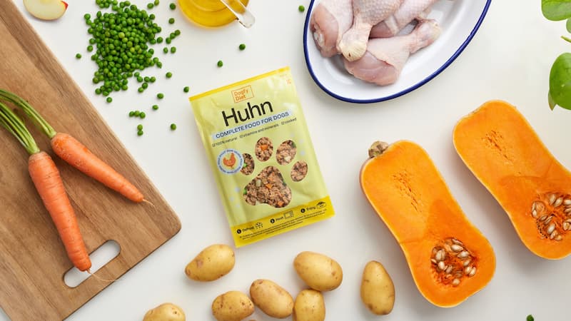 Packung Hundemahlzeit, die nach Huhn schmeckt