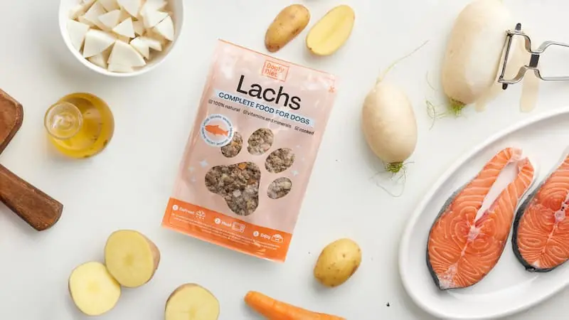 Paket mit natürlicher Nahrung, die nach Lachs schmeckt