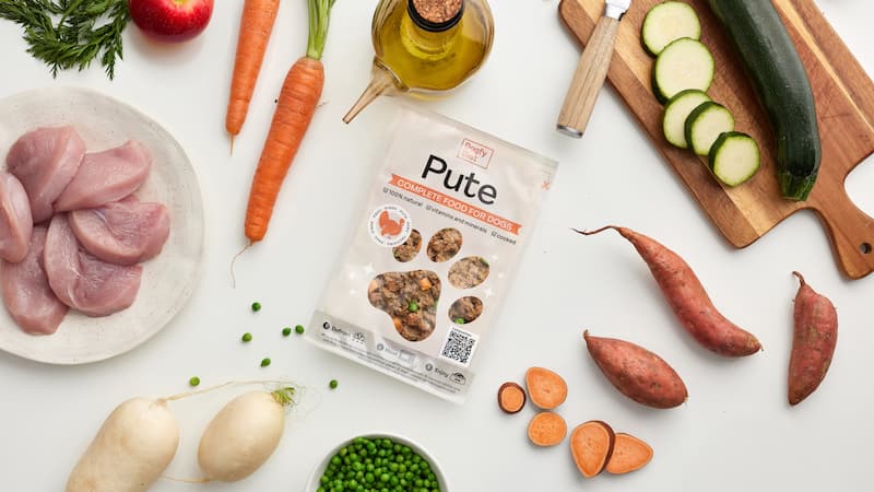 Beutel mit natürlicher Nahrung für Hunde