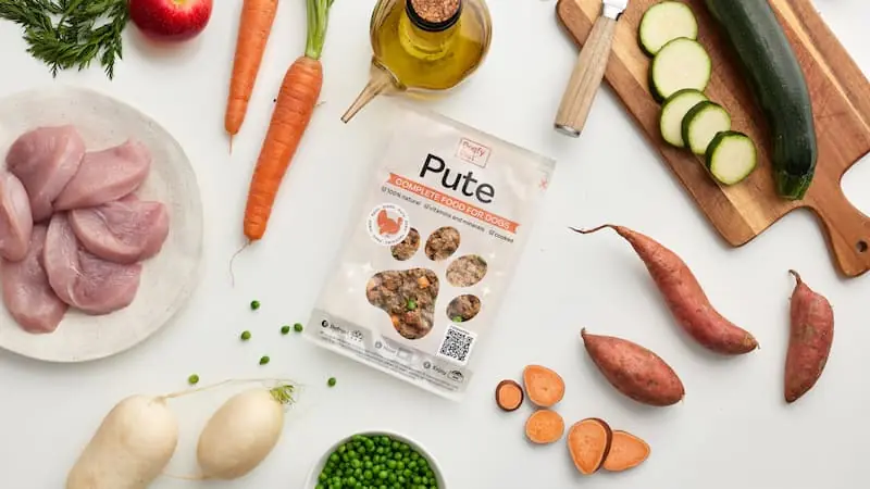 Beutel mit natürlicher Nahrung für Hunde