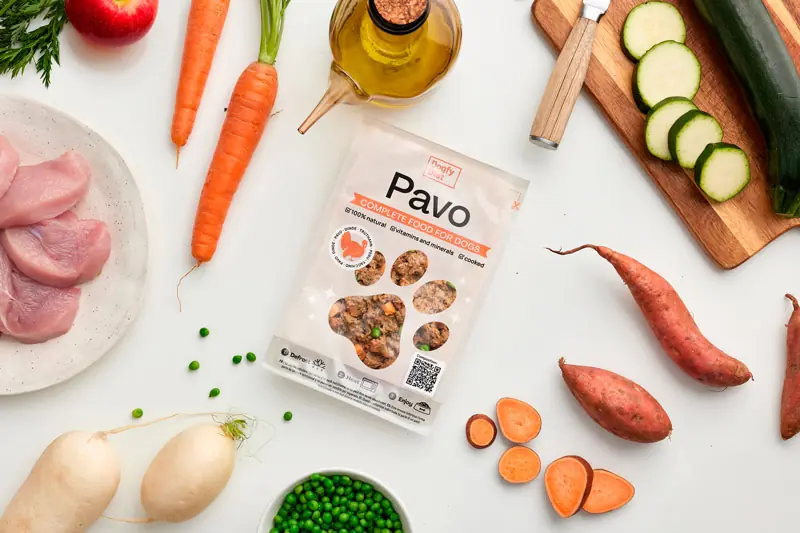 Beutel mit natürlicher Nahrung für Hunde