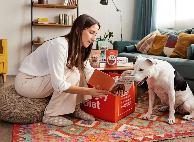 Leyendo instrucciones como funciona dogfydiet